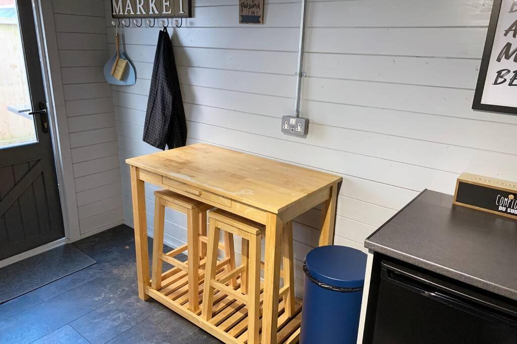 Cosy, Self-Contained Garden Room In City Centre! Hereford Exteriör bild