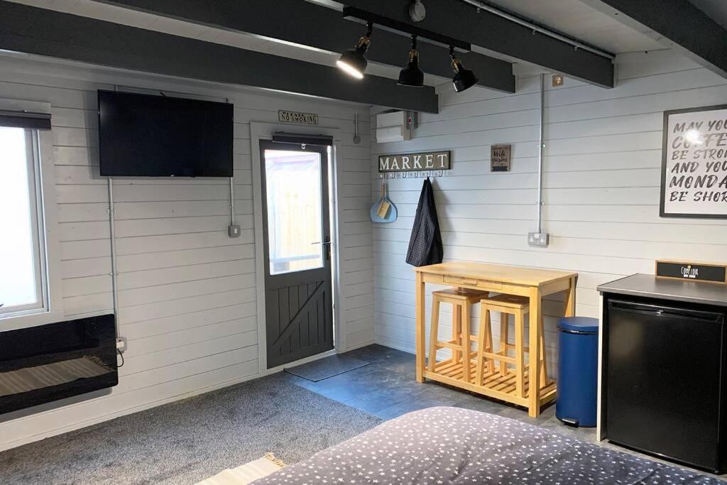 Cosy, Self-Contained Garden Room In City Centre! Hereford Exteriör bild